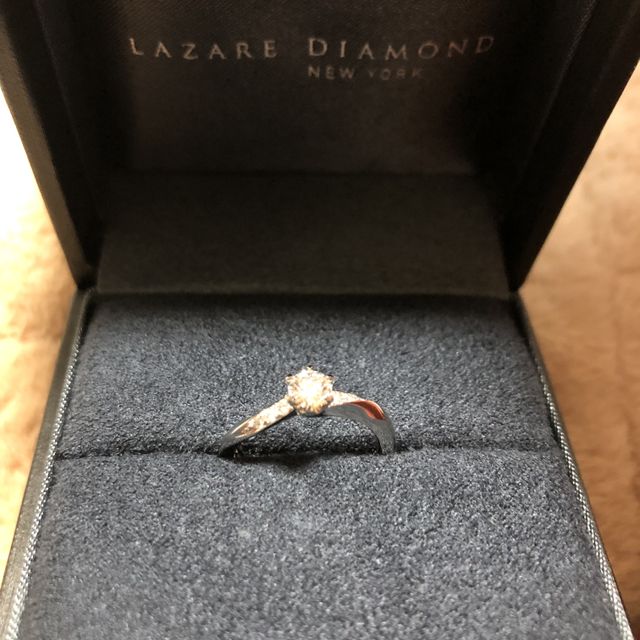 【ラザール ダイヤモンド(LAZARE DIAMOND)の口コミ】 デザインが素敵。
指が長く見え、綺麗に見えることからこれにした。
他の…