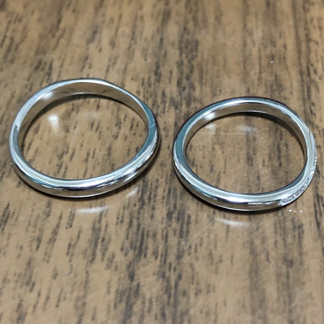 【アイプリモ(I-PRIMO)の口コミ】 婚約指輪との重ね付けを重視し、選びました。男性側はマット加工をかけて…