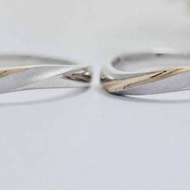 【JEWELRY STUDIO Advance(ジュエリースタジオアドバンス)の口コミ】 姉からの紹介でお店にいかせてもらい、
斜めのデザインが好きなのと、ダイ…