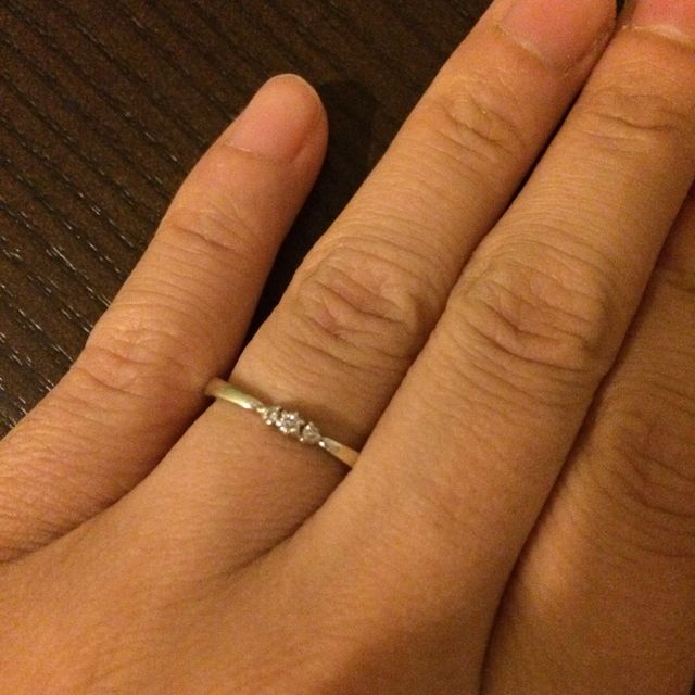 【4℃ BRIDAL(ヨンドシーブライダル)の口コミ】 なんといってもデザインです！キラキラとってもきれいに輝く3連のダイアが…