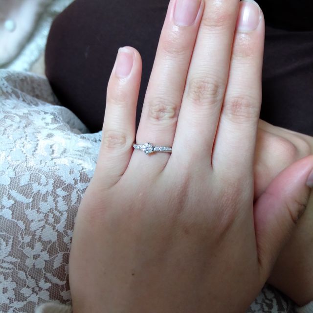 【銀座ダイヤモンドシライシの口コミ】 彼女の指輪が小さくて細い指であることもあり、太めの指輪よりも細めの指…