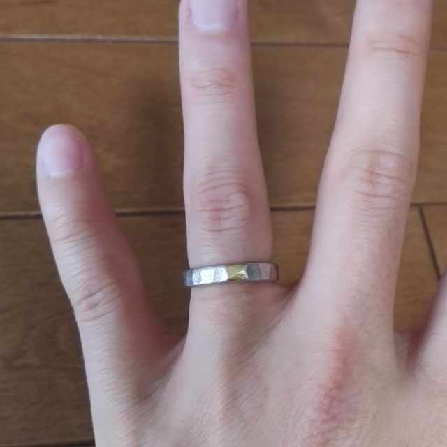 【ichi(イチ)の口コミ】 石地、槌目を付けてもらったオーダーリングです。
お店で買うと、オリジナ…
