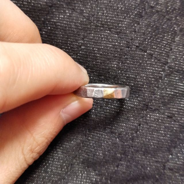 【ichi(イチ)の口コミ】 石地、槌目を付けてもらったオーダーリングです。
お店で買うと、オリジナ…