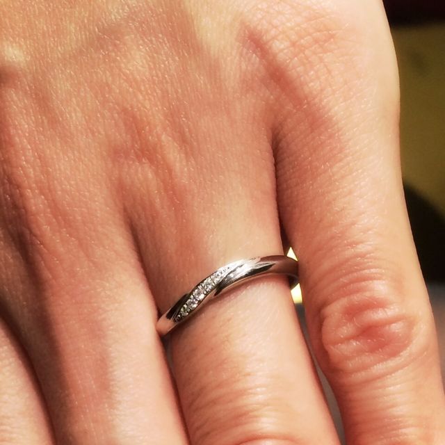 【エクセルコダイヤモンド(EXELCO DIAMOND)の口コミ】 さらに、細身の指輪と悩んでいたが、遠くから見たときの存在感などを重視…