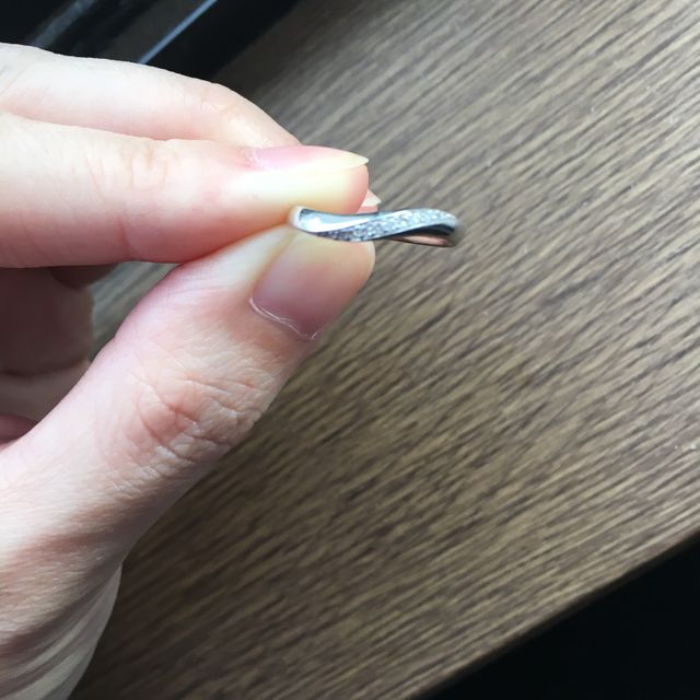 【4℃ BRIDAL(ヨンドシーブライダル)の口コミ】 ウェーブラインの部分に男性はツヤ消しデザイン、女性はダイヤのデザイン…