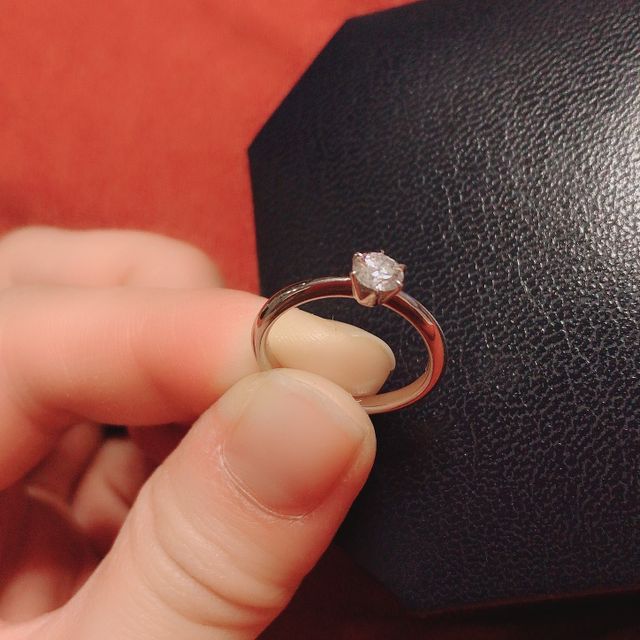 【ROYAL ASSCHER(ロイヤル・アッシャー)の口コミ】 一番の決め手は輝きです。
当初はアメリカンカットのブランドのものを候補…