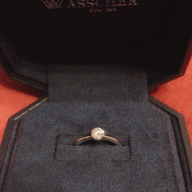 【ROYAL ASSCHER(ロイヤル・アッシャー)の口コミ】 一番の決め手は輝きです。
当初はアメリカンカットのブランドのものを候補…