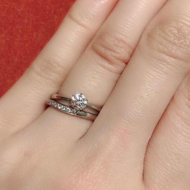 【ROYAL ASSCHER(ロイヤル・アッシャー)の口コミ】 一番の決め手は輝きです。
当初はアメリカンカットのブランドのものを候補…