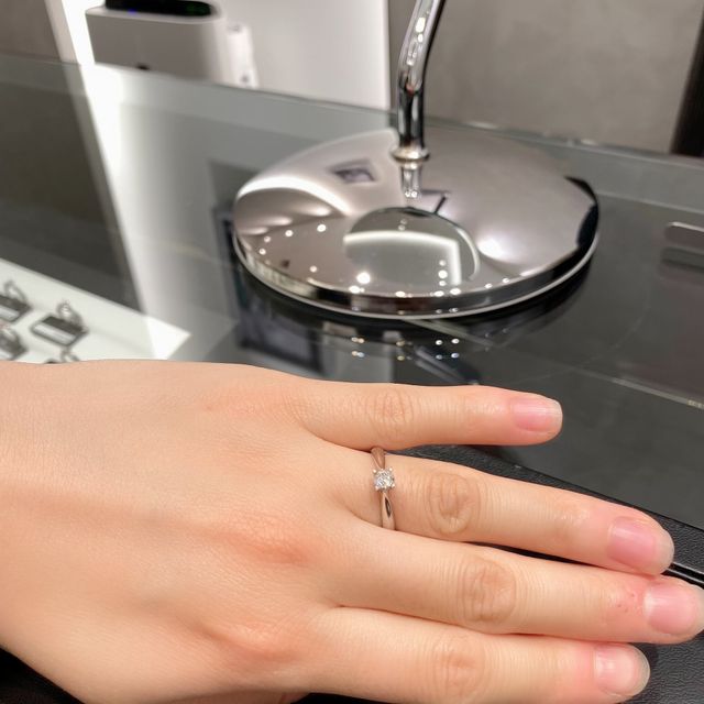 【ラザール ダイヤモンド(LAZARE DIAMOND)の口コミ】 「女神の掲げるトーチのように明るく未来を照らす、ノーブルなリング」だ…