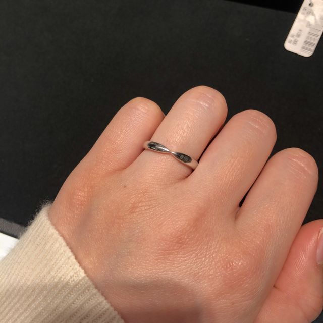 【ティファニー(Tiffany & Co.)の口コミ】 婚約指輪で頂いたものと同じハーモニーを試着しました。シンプルではあり…