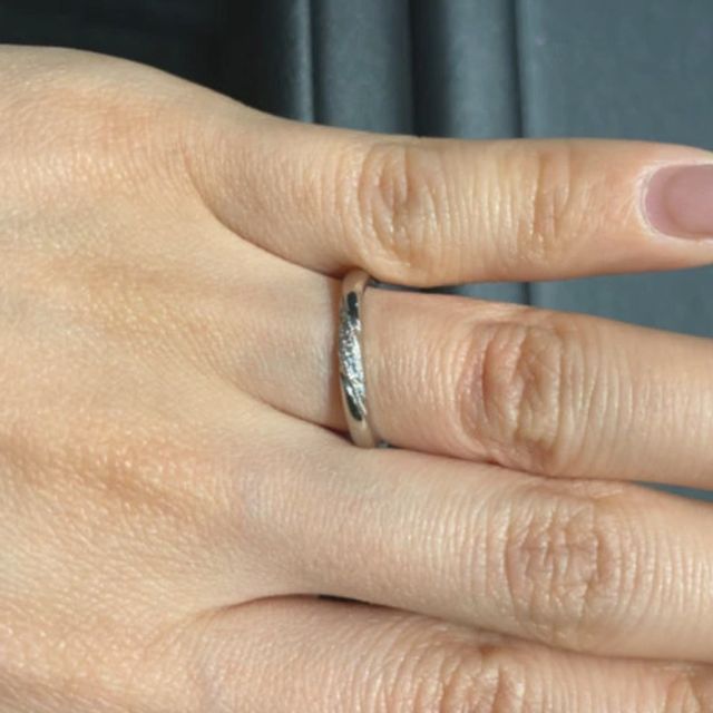 【エクセルコダイヤモンド(EXELCO DIAMOND)の口コミ】 派手すぎない上品なデザインが気に入りました。ダイヤモンドの輝きはしっ…