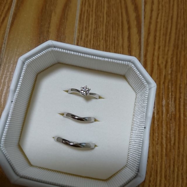 【4℃ BRIDAL(ヨンドシーブライダル)の口コミ】 指が短いのが気になっていたので、ストレートタイプのものを選ぶと指が浮…