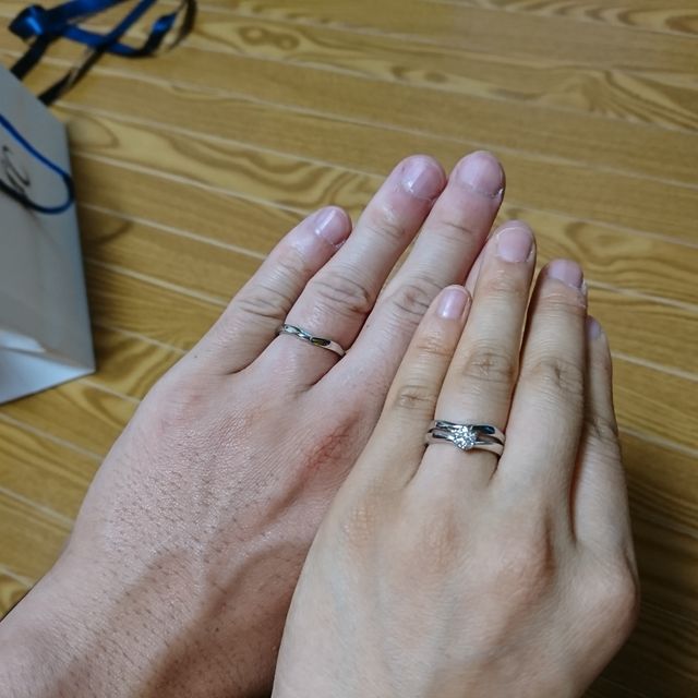 【4℃ BRIDAL(ヨンドシーブライダル)の口コミ】 指が短いのが気になっていたので、ストレートタイプのものを選ぶと指が浮…