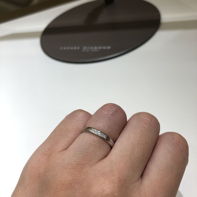 【ラザール ダイヤモンド(LAZARE DIAMOND)の口コミ】 ダイヤが綺麗に輝いています。5個のダイヤがあり、付けたときギラギラしす…