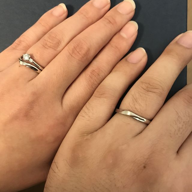 【銀座ダイヤモンドシライシの口コミ】 色々なデザインの指輪をはめてみて、旦那さんに一番似合っているものに決…