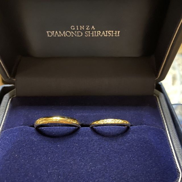 【銀座ダイヤモンドシライシの口コミ】 私達は好みのデザインが異なっていた為、スタッフさんが色々なサンプルで…