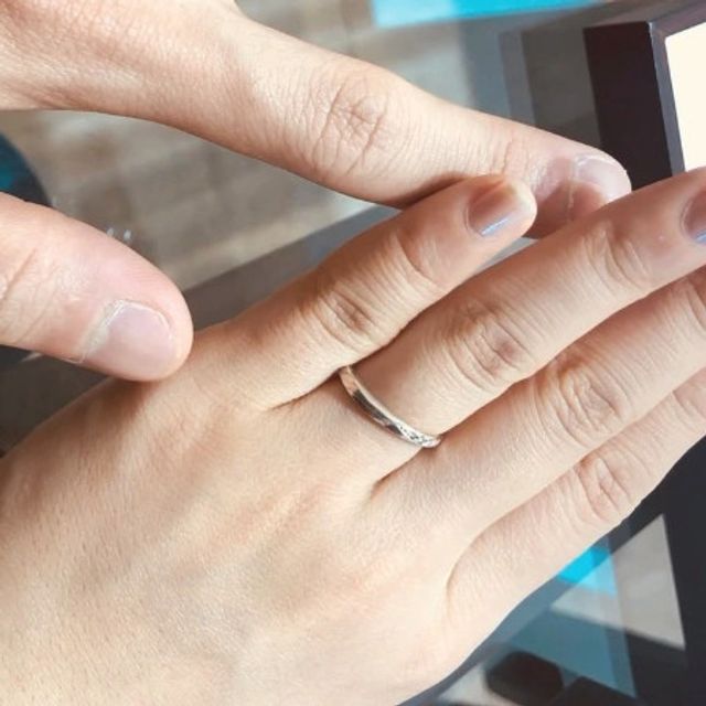 【杢目金屋(もくめがねや)の口コミ】 二人のリングを同じ金属から造るという独自のサービスが気に入りました。…