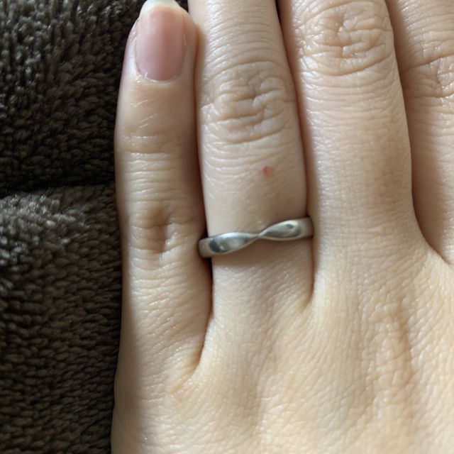 【ティファニー(Tiffany & Co.)の口コミ】 婚約指輪と合わせやすいように、また普段使いやすいように、ダイヤのつい…