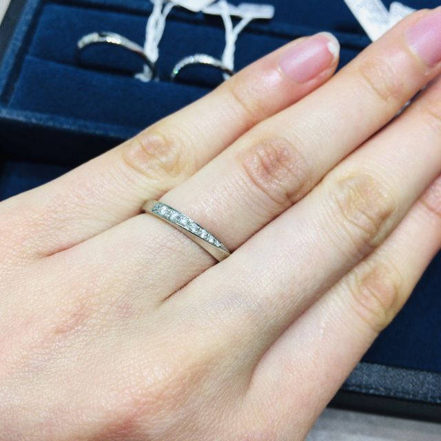 【4℃ BRIDAL(ヨンドシーブライダル)の口コミ】 まず、デザインの種類が豊富です。悩んである方も好みに合うデザインが必…