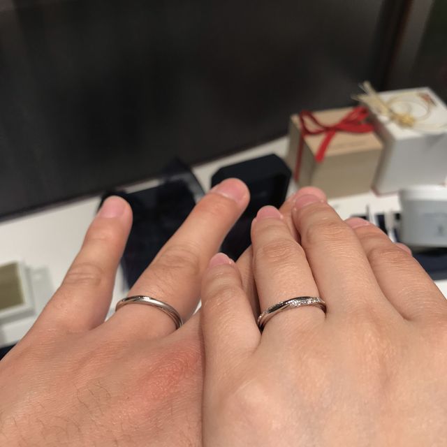 【銀座ダイヤモンドシライシの口コミ】 女性用の左右に斜めに入るダイヤのデザインが単体でも婚約指輪との重ねづ…