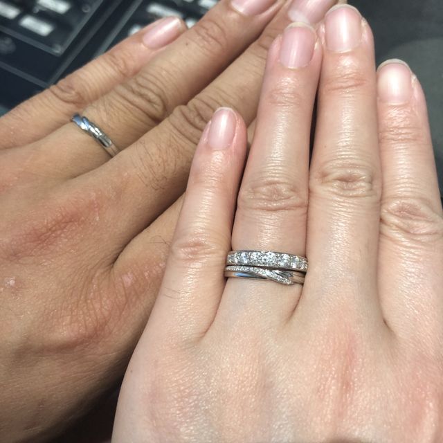 【エクセルコダイヤモンド(EXELCO DIAMOND)の口コミ】 婚約指輪のハーフエタニティだったので重ね付けができるリングを探してい…