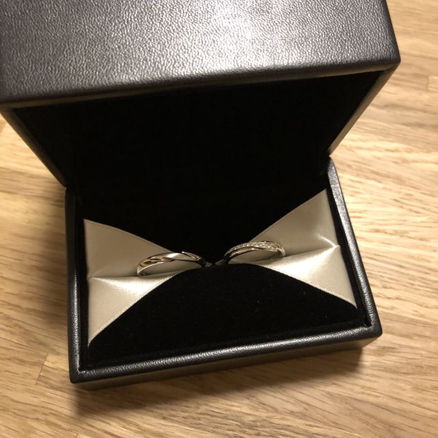 【エクセルコダイヤモンド(EXELCO DIAMOND)の口コミ】 婚約指輪のハーフエタニティだったので重ね付けができるリングを探してい…