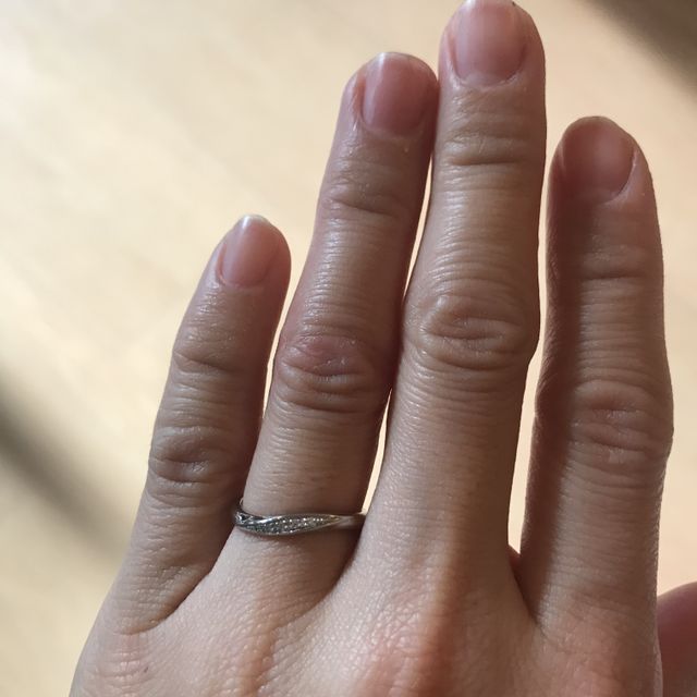 【銀座ダイヤモンドシライシの口コミ】 指輪の太さ、厚み、デザインが自分の手に合っていることでした(^^)
他デザ…