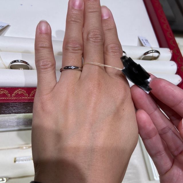 【カルティエ(Cartier)の口コミ】 シンプルなデザインであり、
仕事中でも着けやすいことかと思います。
ま…