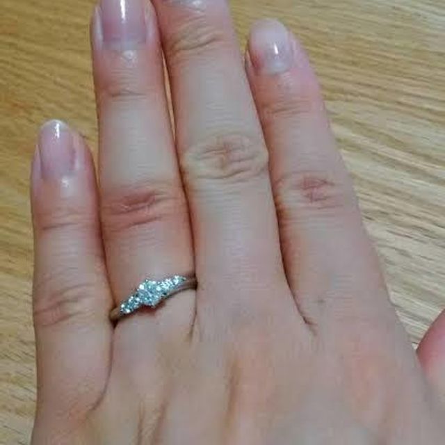 【銀座ダイヤモンドシライシの口コミ】 小柄な相手なので、
可愛らしくそれでいて豪華さがでるレガーレの形を選び…