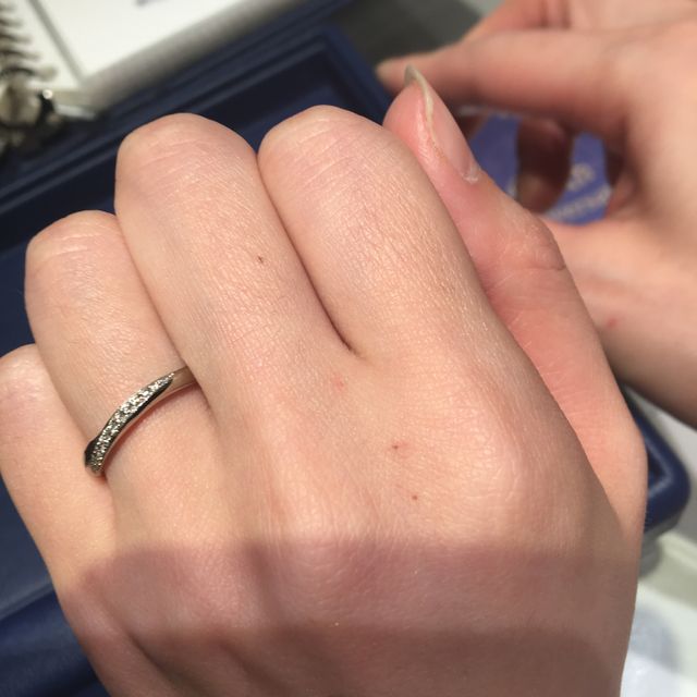 【銀座ダイヤモンドシライシの口コミ】 緩やかなウェーブにメレダイヤのデザインが上品です。シンプルながら、シ…