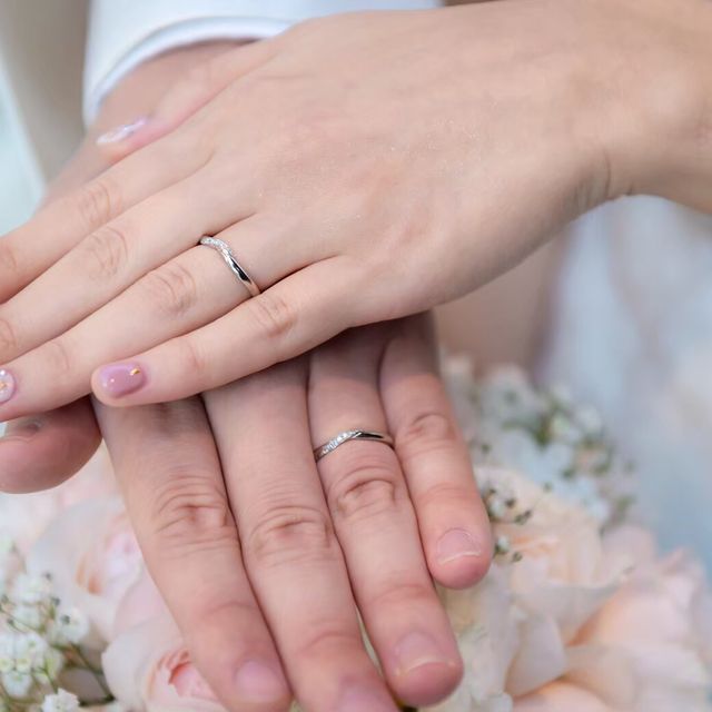 【4℃ BRIDAL(ヨンドシーブライダル)の口コミ】 ウェーブ型とダイヤモンドの輝き、価格の3点に重きを置き指輪を探していま…