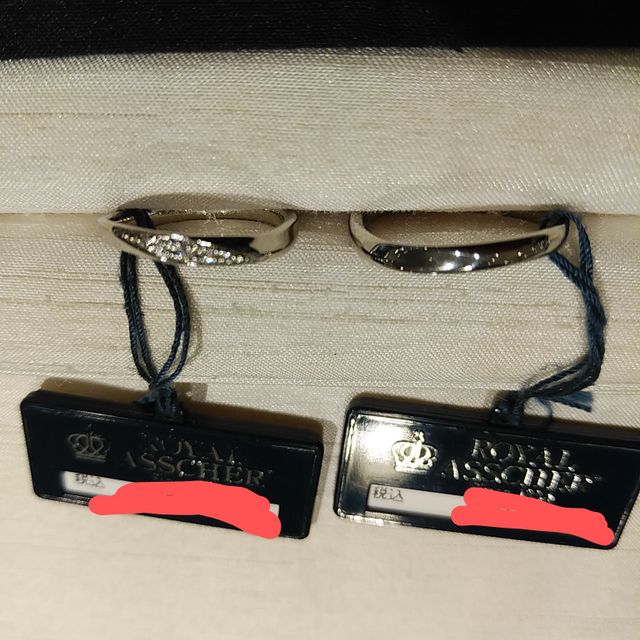 【ROYAL ASSCHER(ロイヤル・アッシャー)の口コミ】 少しウェーブの入ったデザインです。
女性はメレダイヤつきになっています…