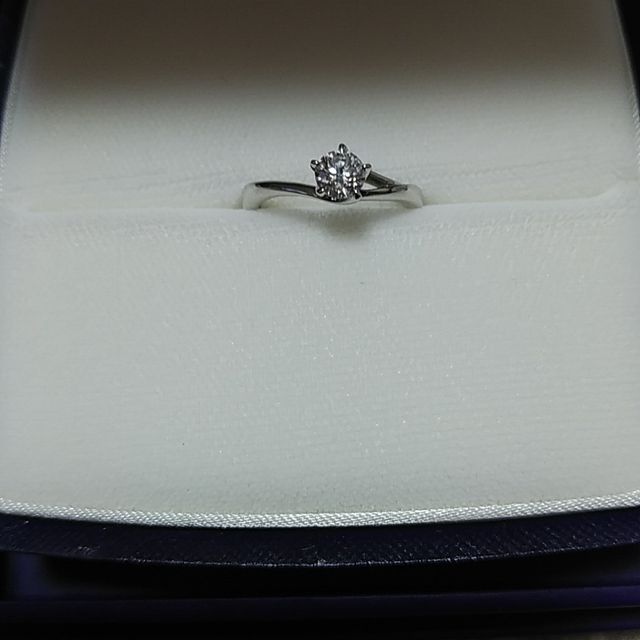 【俄(にわか)の口コミ】 一番はデザインです。
定番である1つダイヤがよかったのですが
その中でス…