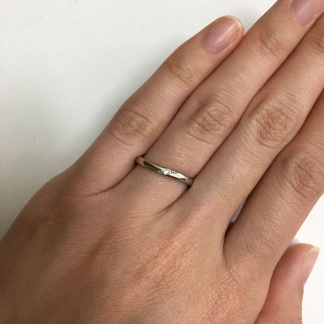 【アイプリモ(I-PRIMO)の口コミ】 小さなダイヤが斜めに入っており、指輪を横から見てもダイヤが見えて輝く&…