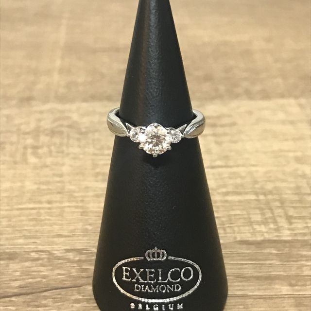 【エクセルコダイヤモンド(EXELCO DIAMOND)の口コミ】 メレダイヤの横のリングが細くなってることで、指をすっきり見せてくれる…