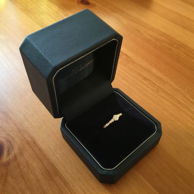 【銀座ダイヤモンドシライシの口コミ】 シンプルなデザインの婚約指輪が多い中、リング自体にもダイアモンドが散…