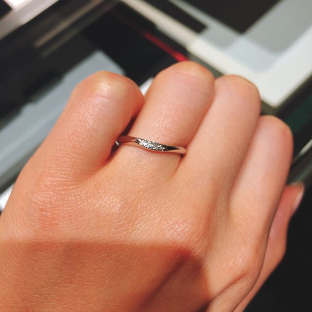 【ラザール ダイヤモンド(LAZARE DIAMOND)の口コミ】 デザインは目立ち過ぎないシンプルなものを探しており、ダイヤも華やかで…