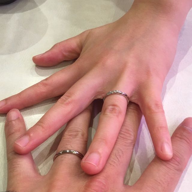 【銀座ダイヤモンドシライシの口コミ】 指輪のデザインは、少し斜めになっています。なので指が細く綺麗に見えま…