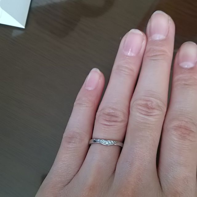 【4℃ BRIDAL(ヨンドシーブライダル)の口コミ】 シンプルすぎず、派手すぎず、で探しておりました。こちらは、女性用にト…