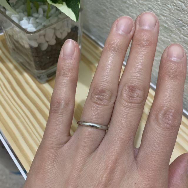 【銀座ダイヤモンドシライシの口コミ】 旦那様もシンプルが好みで、お互い仕事中にも着用できるので大きすぎず、…
