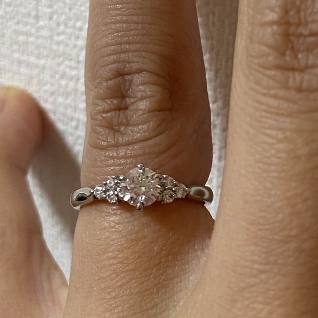 【銀座ダイヤモンドシライシの口コミ】 ちょうどフェアをされていたので、ダイヤのグレードアップをして頂き、考…