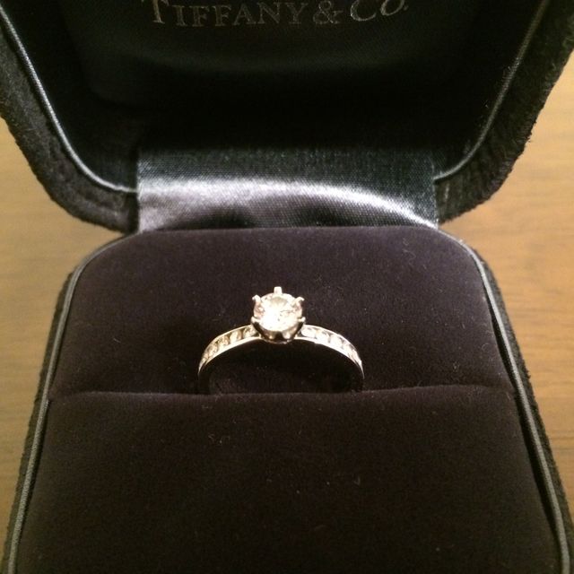 【ティファニー(Tiffany & Co.)の口コミ】 いくつものお店を見に行ったなかで、シンプルな一粒ダイヤの輝きが周りに…