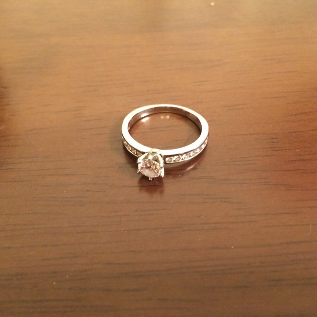 【ティファニー(Tiffany & Co.)の口コミ】 いくつものお店を見に行ったなかで、シンプルな一粒ダイヤの輝きが周りに…