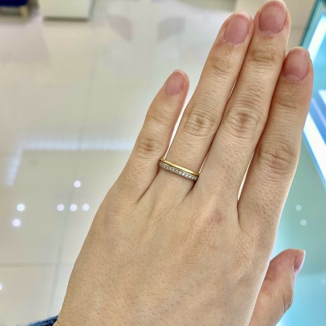 【4℃ BRIDAL(ヨンドシーブライダル)の口コミ】 細かなメレダイヤのハーフエタニティと、イエローゴールドのコンビカラー…