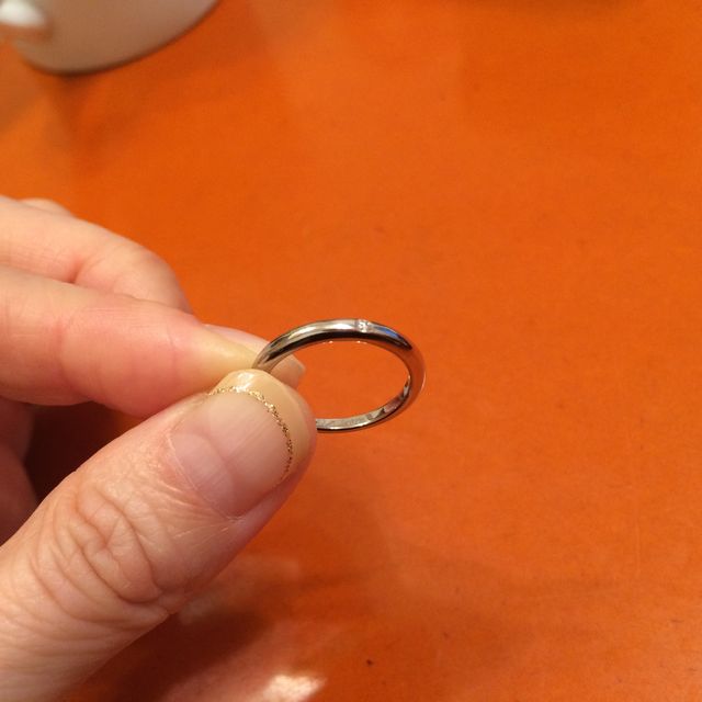 【ブルガリ(BVLGARI)の口コミ】 婚約指輪と重ね付けした時を考慮してあまり華美ではないもの、普段使いや…