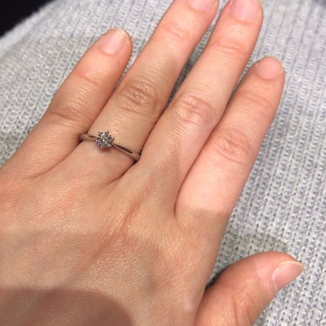 【銀座ダイヤモンドシライシの口コミ】 シンプルながらも高級感漂うデザインでダイヤモンドの美しさが際立つ点が…