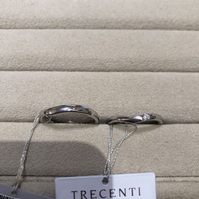 【TRECENTI(トレセンテ)の口コミ】 特にあげるとすると3点です。
①Vラインで指輪が綺麗にみえる
②リングにシ…