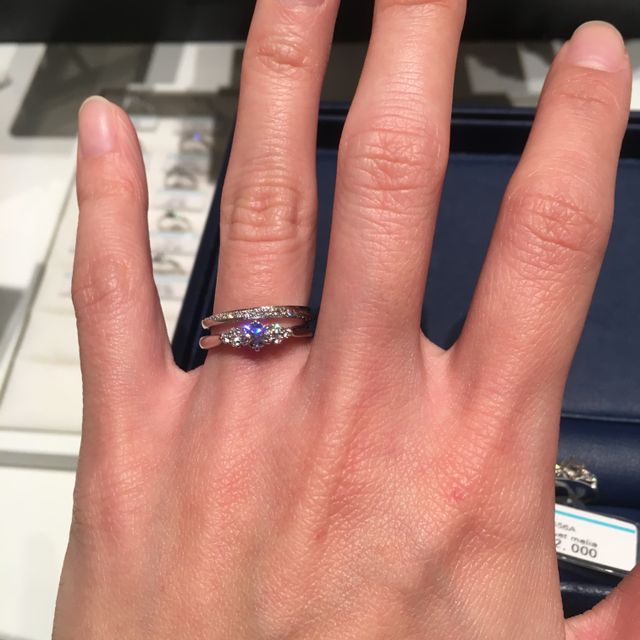 【銀座ダイヤモンドシライシの口コミ】 個人的に1点ダイヤがあまり好きではなかったので、メレダイヤを探していま…