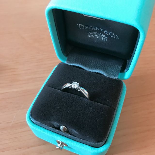 【ティファニー(Tiffany & Co.)の口コミ】 シンプル且つ華やかなデザインが良かったので、ハーモニーに決めました。…