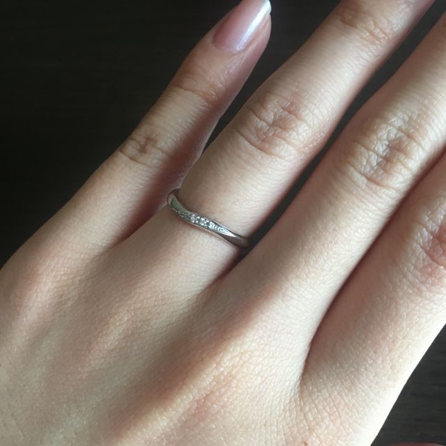 【銀座ダイヤモンドシライシの口コミ】 シンプルかつダイヤも少し入って華やかさもあるデザインなので気に入って…